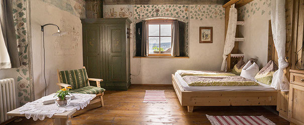 Exklusive Fereinappartments - Stilvoll eingerichtete Zimmer am Edel-Ansitz Zimmerlehen